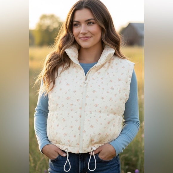 THREAD + SUPPLY Women’s Quilted Puffer Vest Warm Cute Soft Outdoors Welt Pockets - Picture 2 of 16